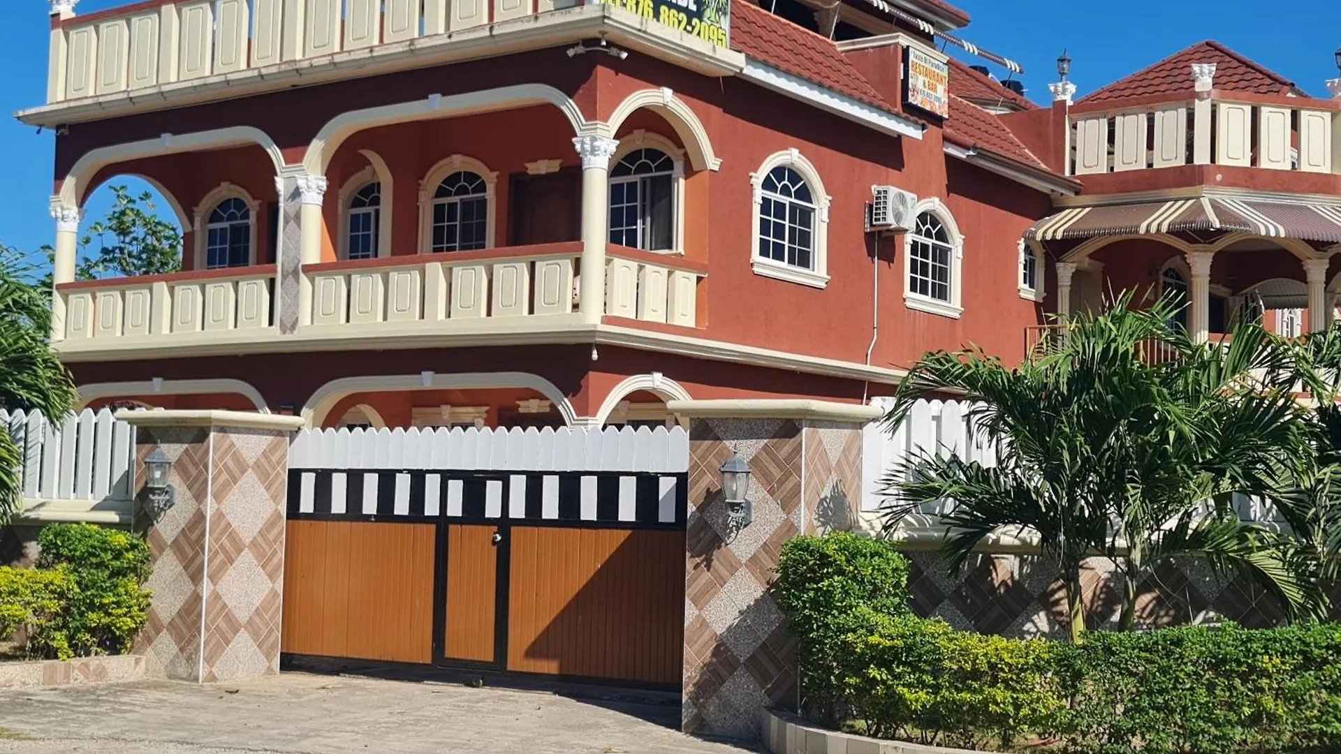Homestay Paradise Place Grande Hotel Rooms Cave Hill