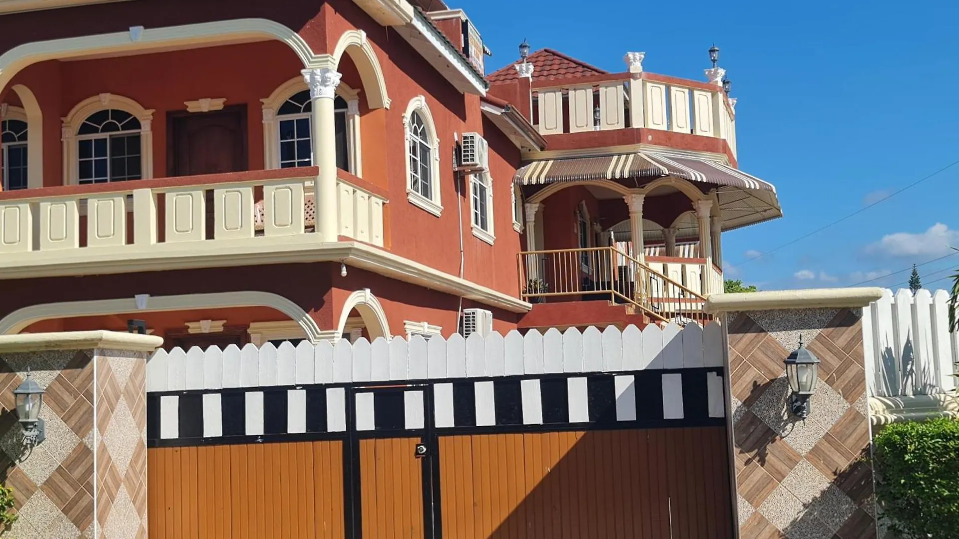 Cave Hill Paradise Place Grande Hotel Rooms ג'מייקה
